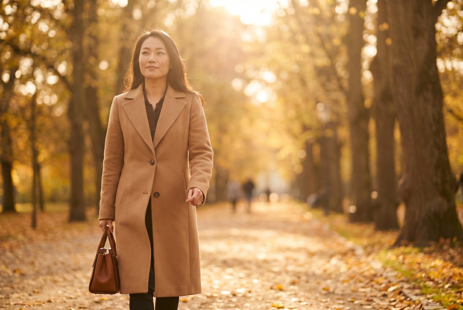 香蕉视频成长路径 — 女性在秋日林荫道上自信前行，象征成长与进阶